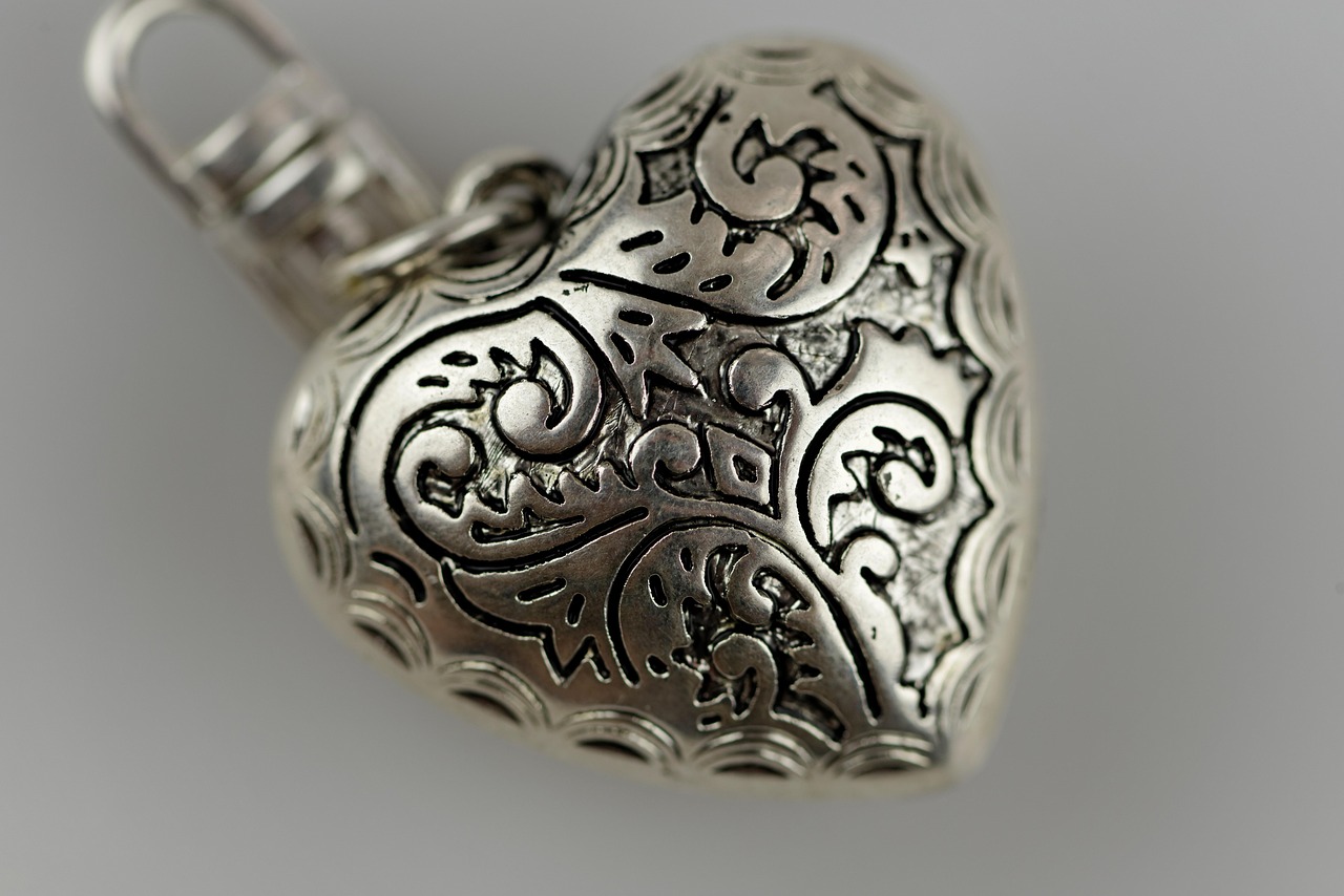 entdecken sie feinen schmuck, der ihre persönlichkeit unterstreicht. von eleganten halsketten bis hin zu stilvollen armbändern – lassen sie sich von unserer einzigartigen kollektion inspirieren.
