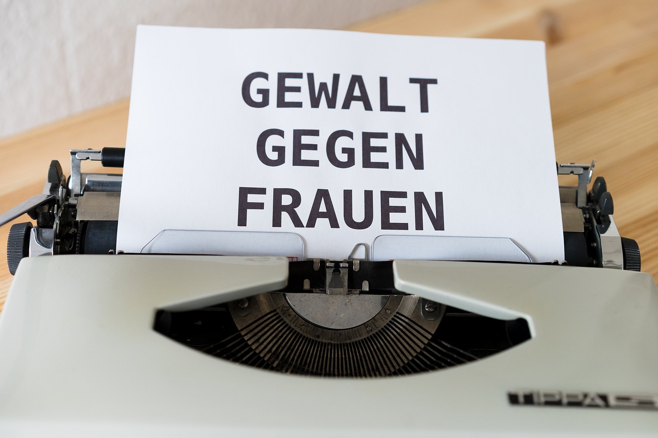 entdecken sie die verschiedenen facetten der gewalt in unserer gesellschaft. von den ursachen bis zu den auswirkungen, beleuchten wir die themen, die diese ernsten herausforderungen mit sich bringen. informieren sie sich über präventionsmaßnahmen und wege zur förderung von frieden und sicherheit.